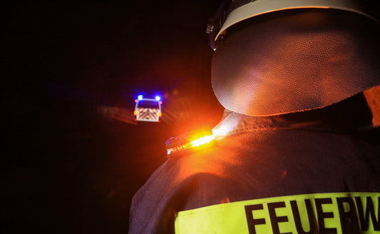 Feuerwehreinsatz mit Guardian Angel Elite Schulterlicht für die Feuerwehr Einsatzkraft. Feuerwehriensatz kraft mit mehr Sicherheit durch Sichtbarkeit.  Robustes Guardian Angel Schulterlicht mit Magnet