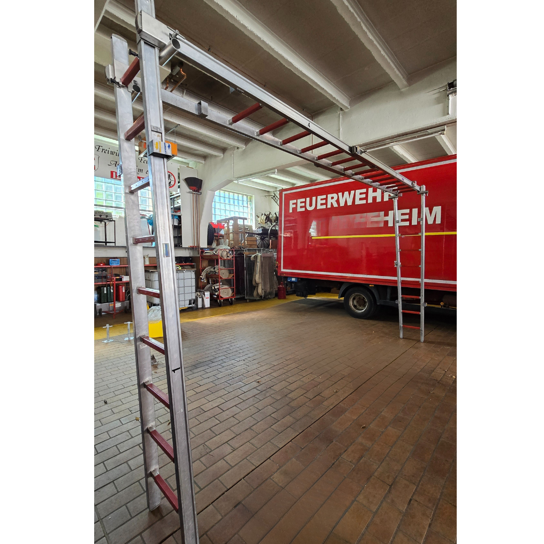 Kamel - mobiles Desinfektionstor aus Steckleitern