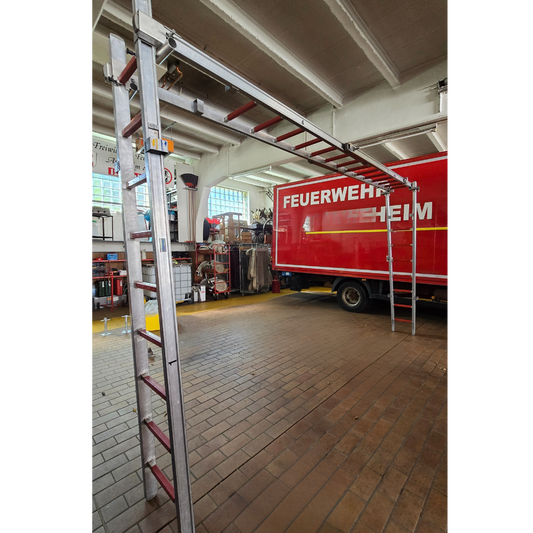 Kamel - mobiles Desinfektionstor aus Steckleitern