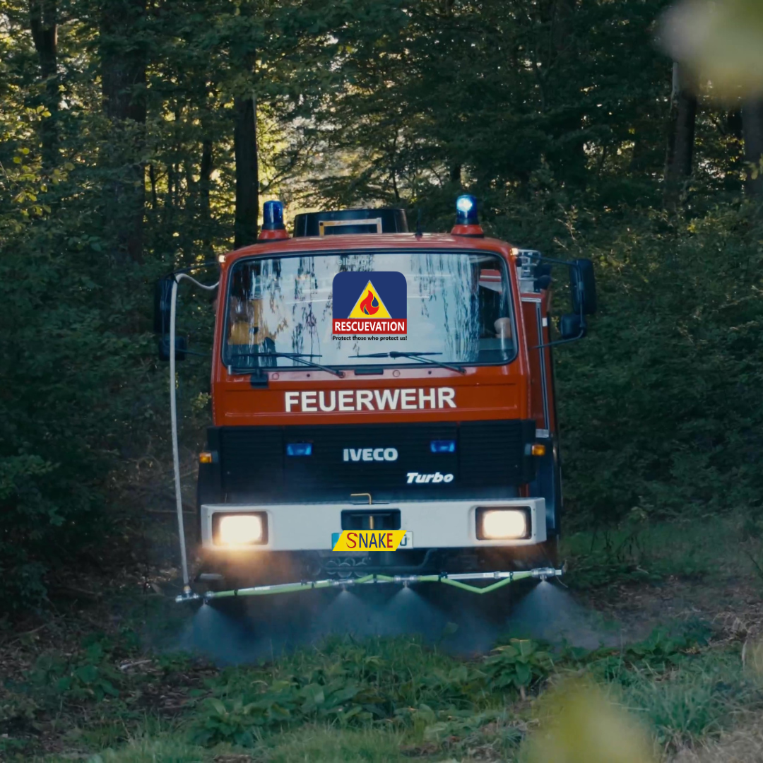 SnakE Sprühbalken zum Nachrüsten an einem TLF im Waldbrand. SnakE Feuerwehr Neuheiten von Rescuevation. Feuerwehr Waldbrandausrüstung. Innovative Feuerwehr Ausrüstung für den Vegetationsbrand