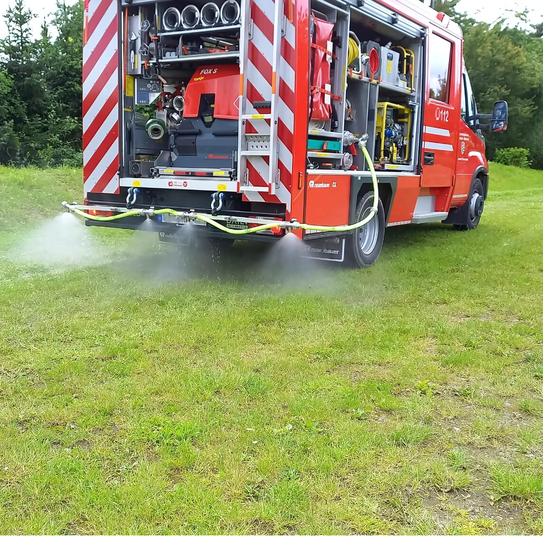 Der SnakE Sprühbalken zum Nachrüsten an einem TSF-W Feuerwehrfahrzeug. Feuerwehr setzt den SnakE Waldbrandsprühbalken für die Vegetationsbrandbekämpfung ein.