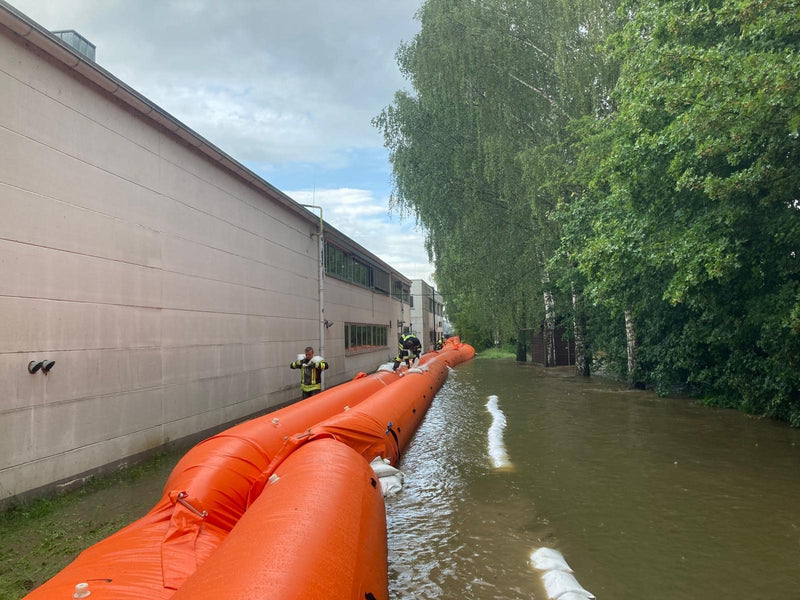 Beaver Schlauchdamm an einer Werkshalle in Buttenwiesen, Hochwasser steht an
