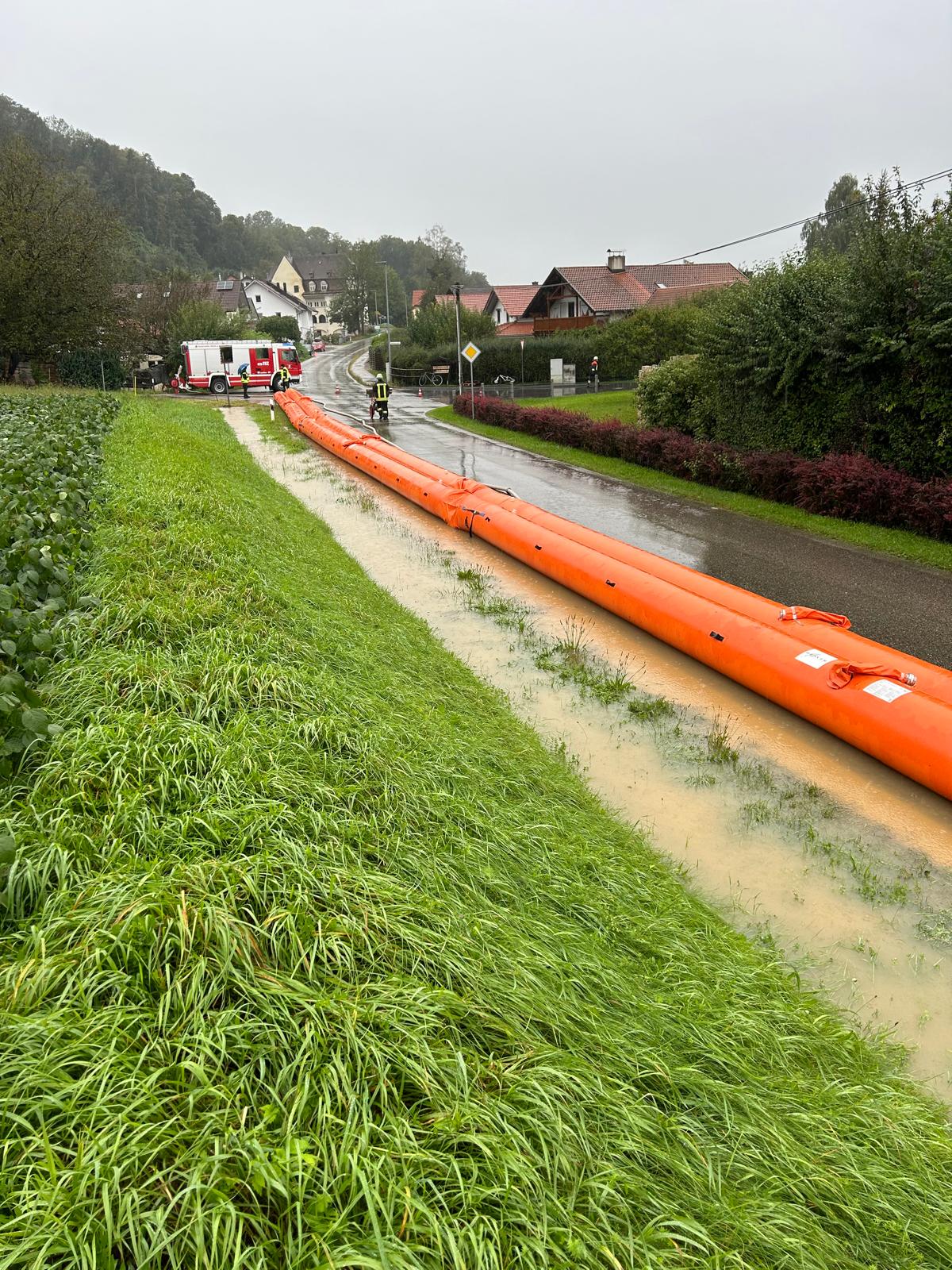 Schutzlinie am Gewässer, gelegt von der Feuerwehr.