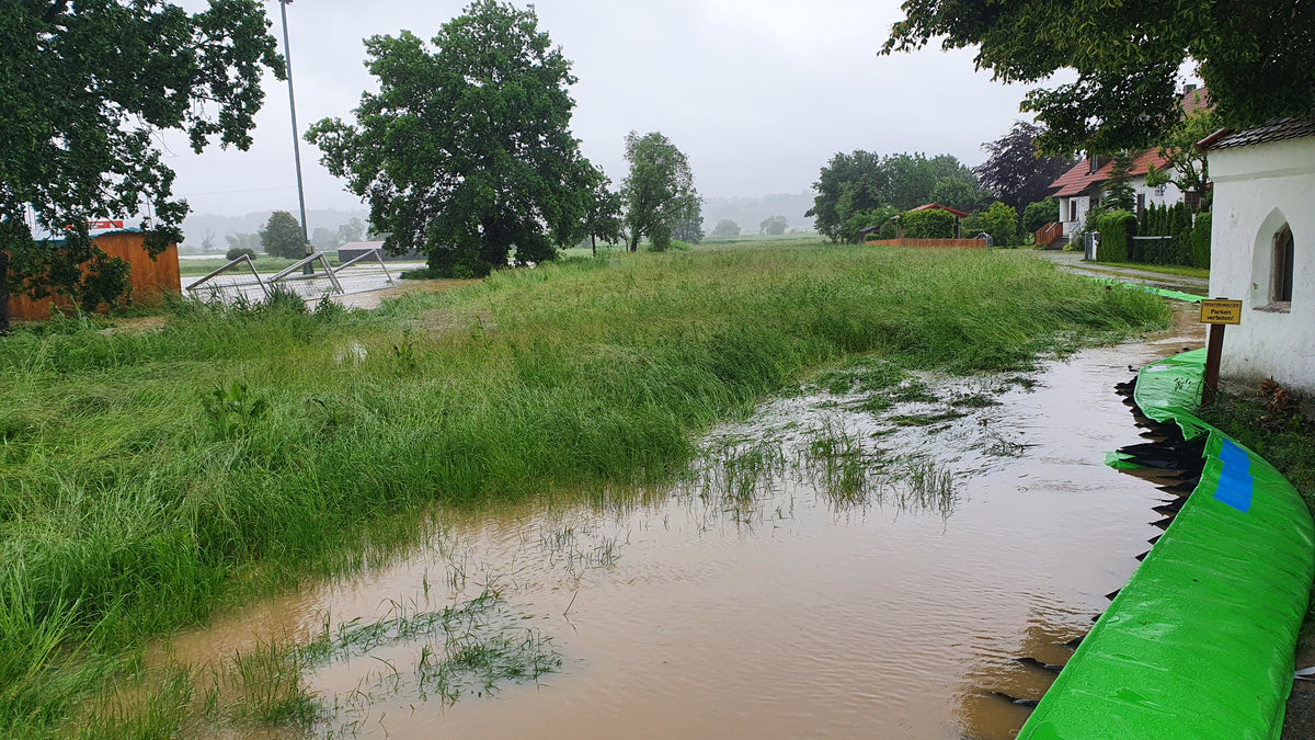 Die Lenoir Wassersperre bei Realeinsatz zum Schutz einer denkmalgeschützten Kapelle