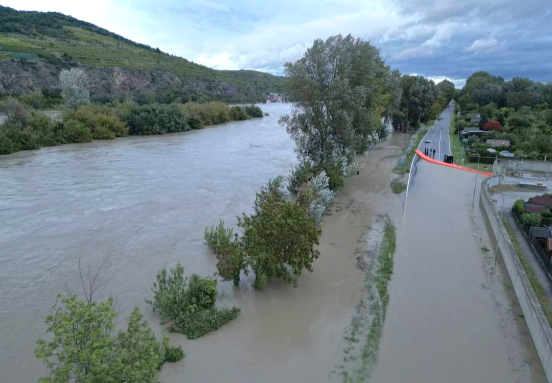 Schutzlinie entlang der Donau, das Hinterland bleibt trocken.