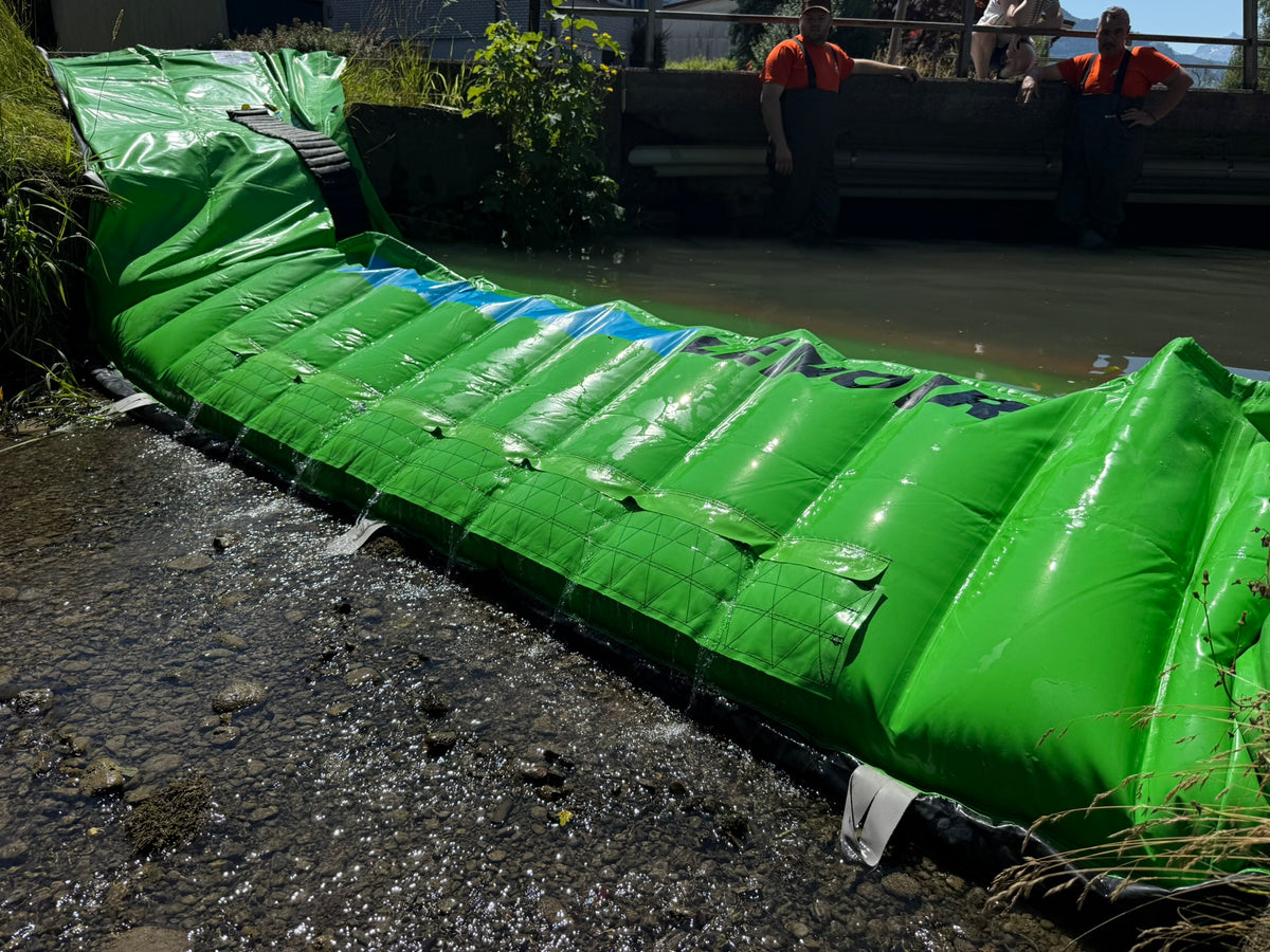 Einsatzkräfte beim Nass-Training mit der Lenoir® Wassersperre