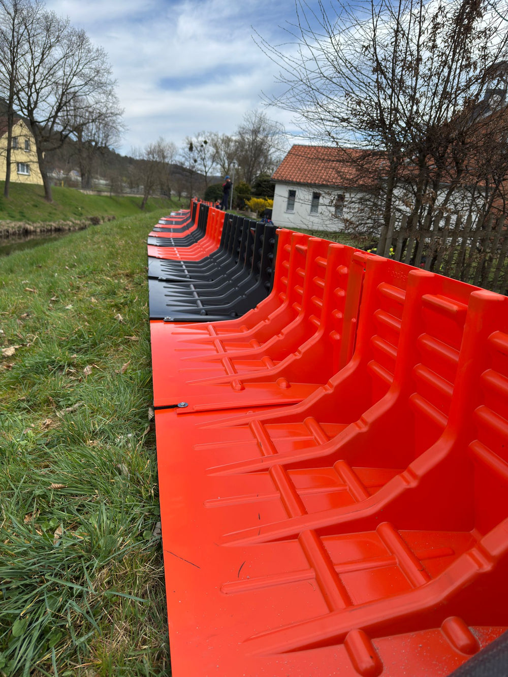 Beaver Flood Fence als starre Schutzlinie vor einem Gebäude