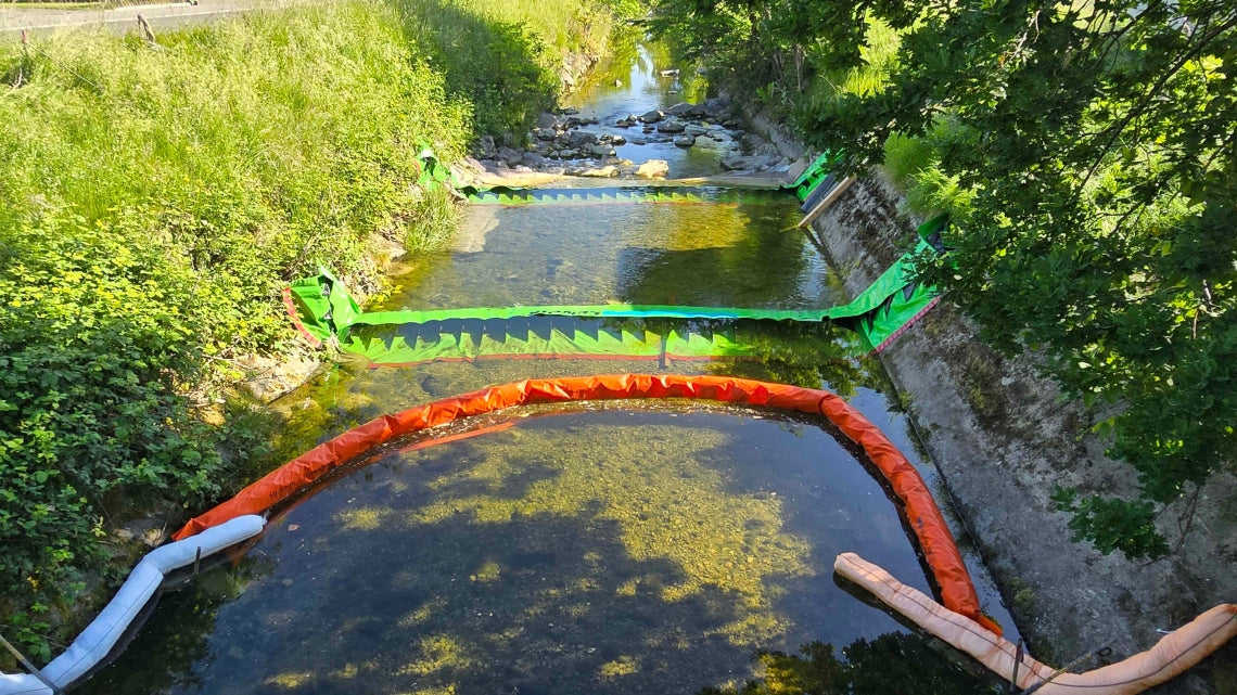 Wasser am Bachlauf kontrolliert aufgestaut.
