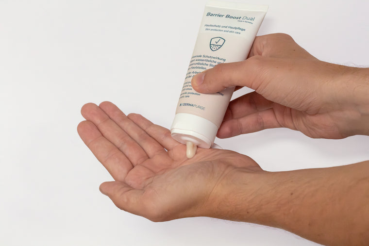 BarrierBoost Dual auftragen, bevor die Schutzhandschuhe angelegt werden