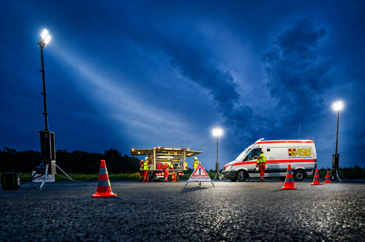 Ausgeleuchtete Einsatzstelle bei Nacht durch Baselight Lichtmasten
