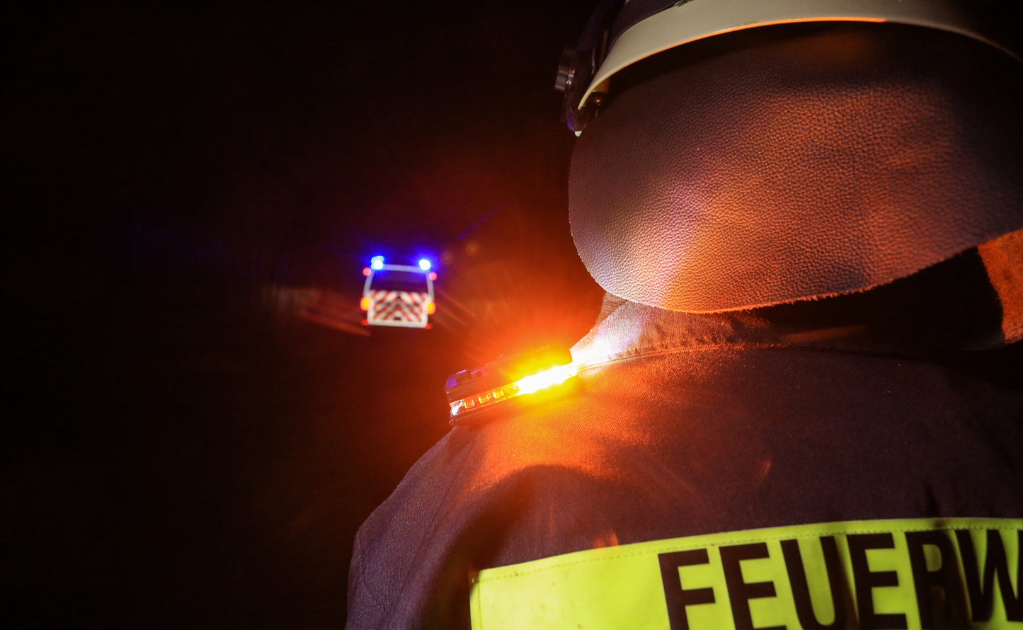 Feuerwehreinsatz mit Guardian Angel Elite Schulterlicht für die Feuerwehr Einsatzkraft. Feuerwehriensatz kraft mit mehr Sicherheit durch Sichtbarkeit.  Robustes Guardian Angel Schulterlicht mit Magnet