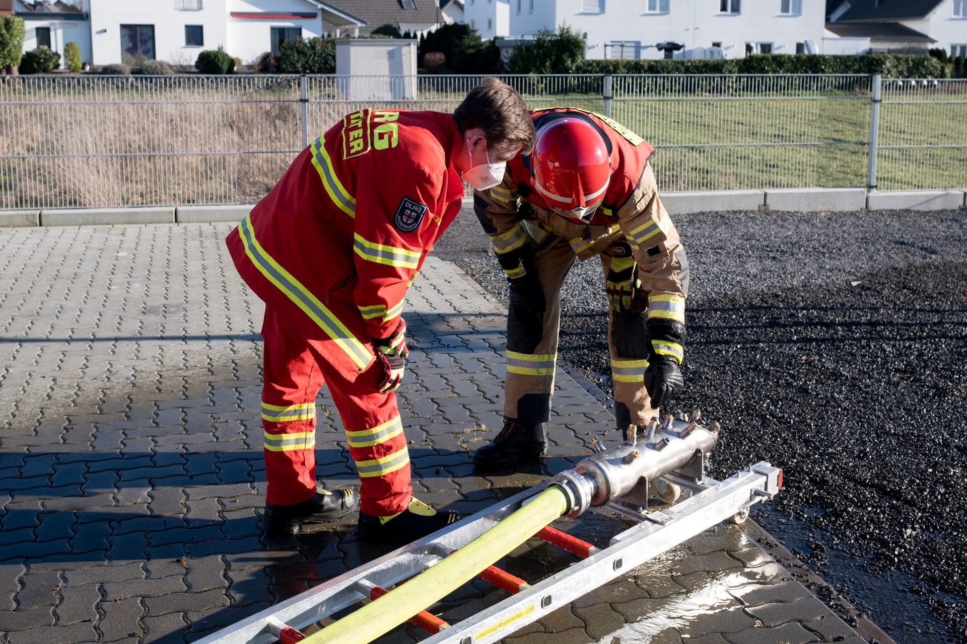 Prototyp des Löschigels wie er von Jan Heinemann mit einem Profi für Feuerwehr Ausrüstung besprochen wird