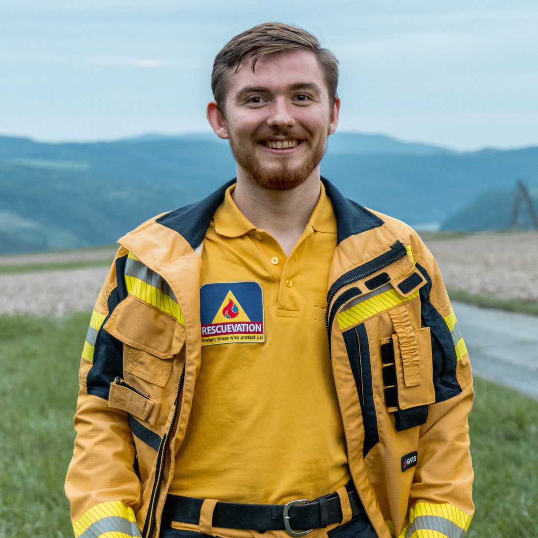 Jan Heinemann, Gründer und Geschäftsführer von Rescuevation, in Einsatzjacke im Gelände