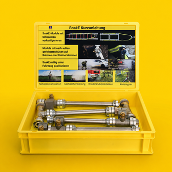 Auf dem Bild ist das Rescuevation SnakE® Solid-Löschsystem zu sehen. Das SnakE® Solid ist in einer 60 cm × 40 cm Euro-Box verpackt, die ein kompaktes Transportmaß gewährleistet. Solid kann einfach zusammengebaut werden und dann unter eine Brandbegrenzungsdecke zur Kühlung von Elektrofahrzeugen geschoben werden.