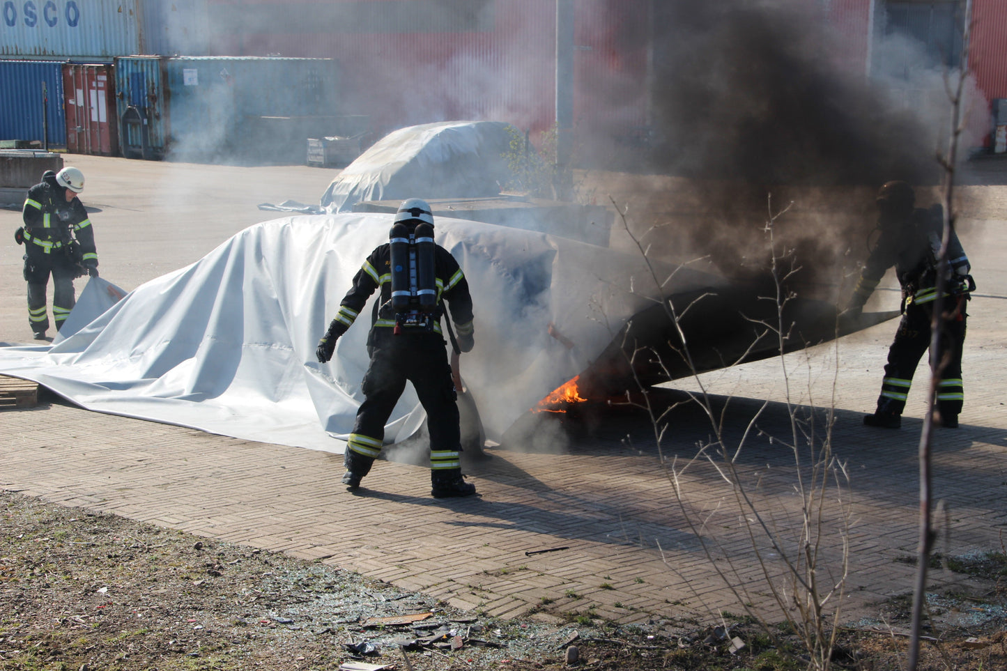 Vlitex PREMIUM Brandbegrenzungsdecke im Realeinsatz an brennendem PKW