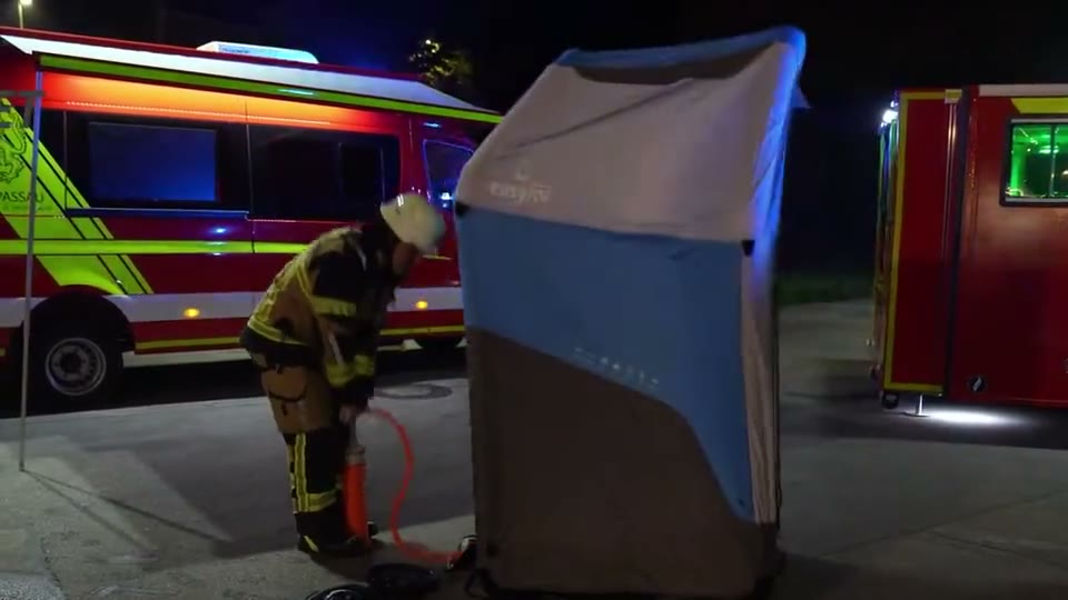 Einsatzkraft pumpt die easyToilet SOS mit der Handpumpe auf, die Kabine richtet sich auf