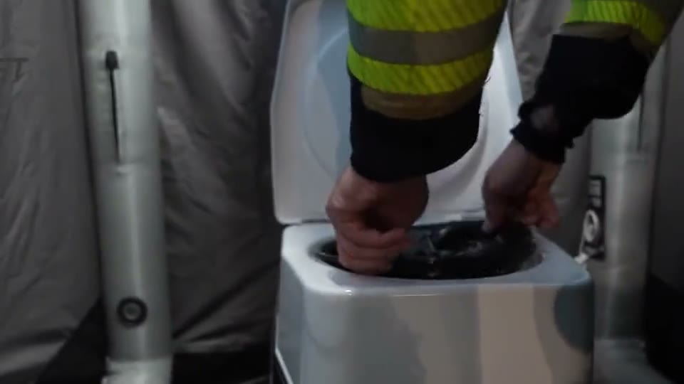 Hygienebeutel wird in die Toilette der easyToilet SOS eingesetzt