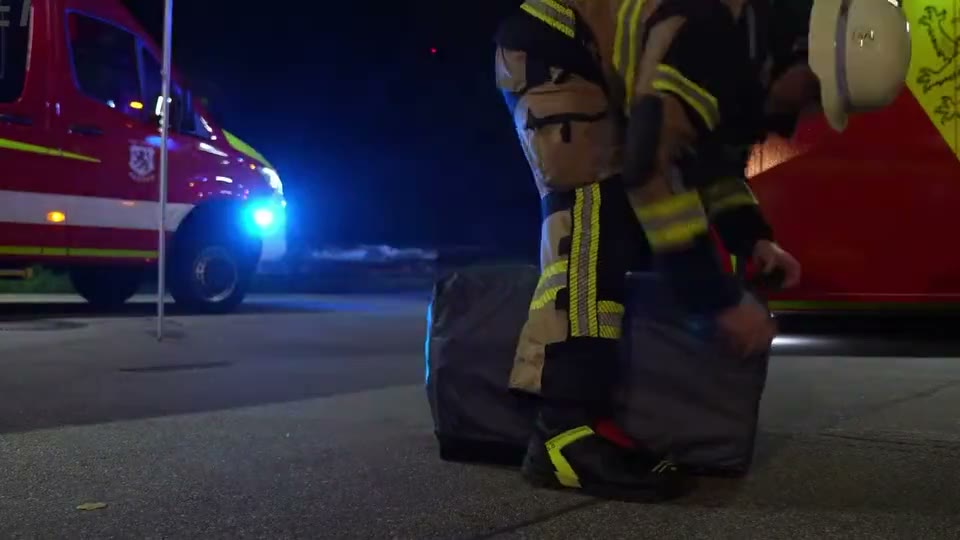 Einsatzkraft stellt den Packsack der easyToilet SOS neben dem Feuerwehrfahrzeug ab
