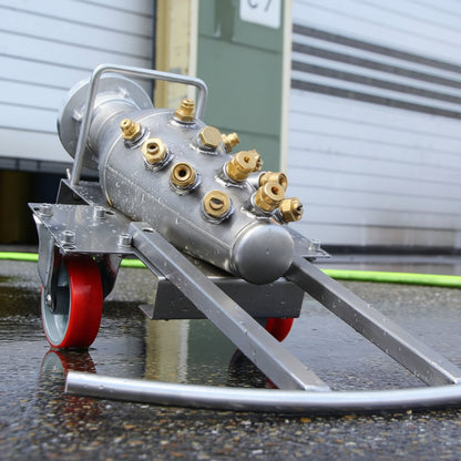 Löschigel auf dem Rollwagen vor einem Garagentor, bereit für den Tiefgaragenbrand