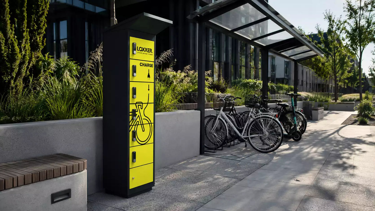 Outdoor Locker – Seitenansicht mit Regendach