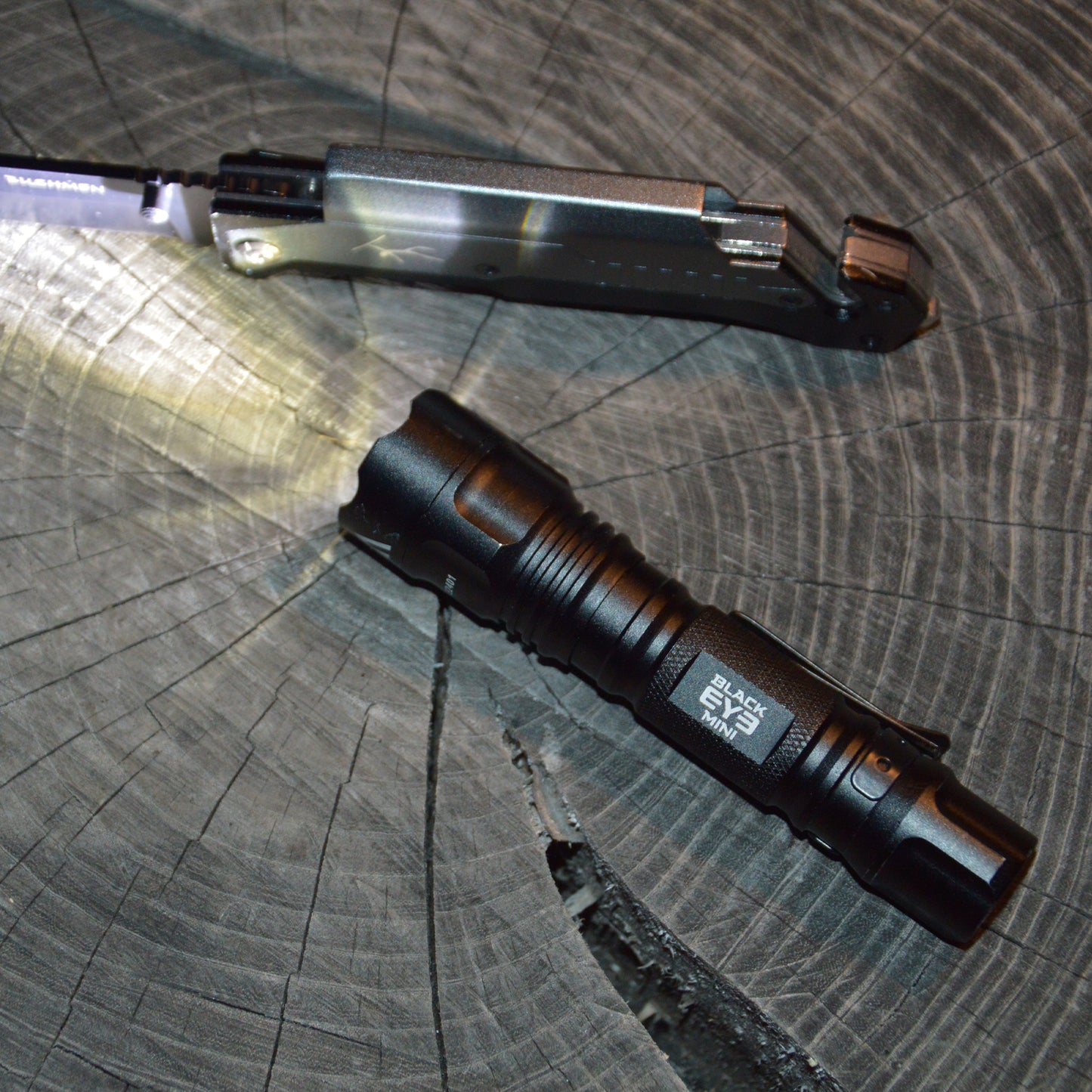 Mactronic Black Eye Mini Handtaschenlampe im praktischen Einsatz – Anwendungsbild Nr. 2