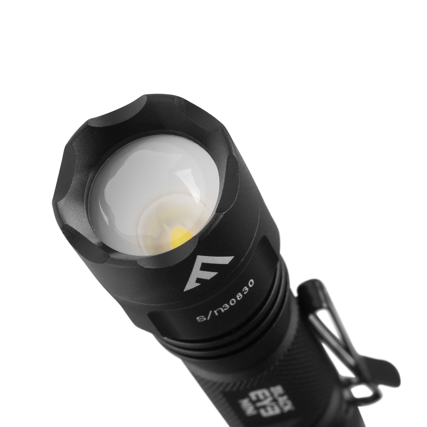 Mactronic Black Eye Mini Handtaschenlampe freigestellt – Produktfoto Nr. 3 auf weissem Hintergrund