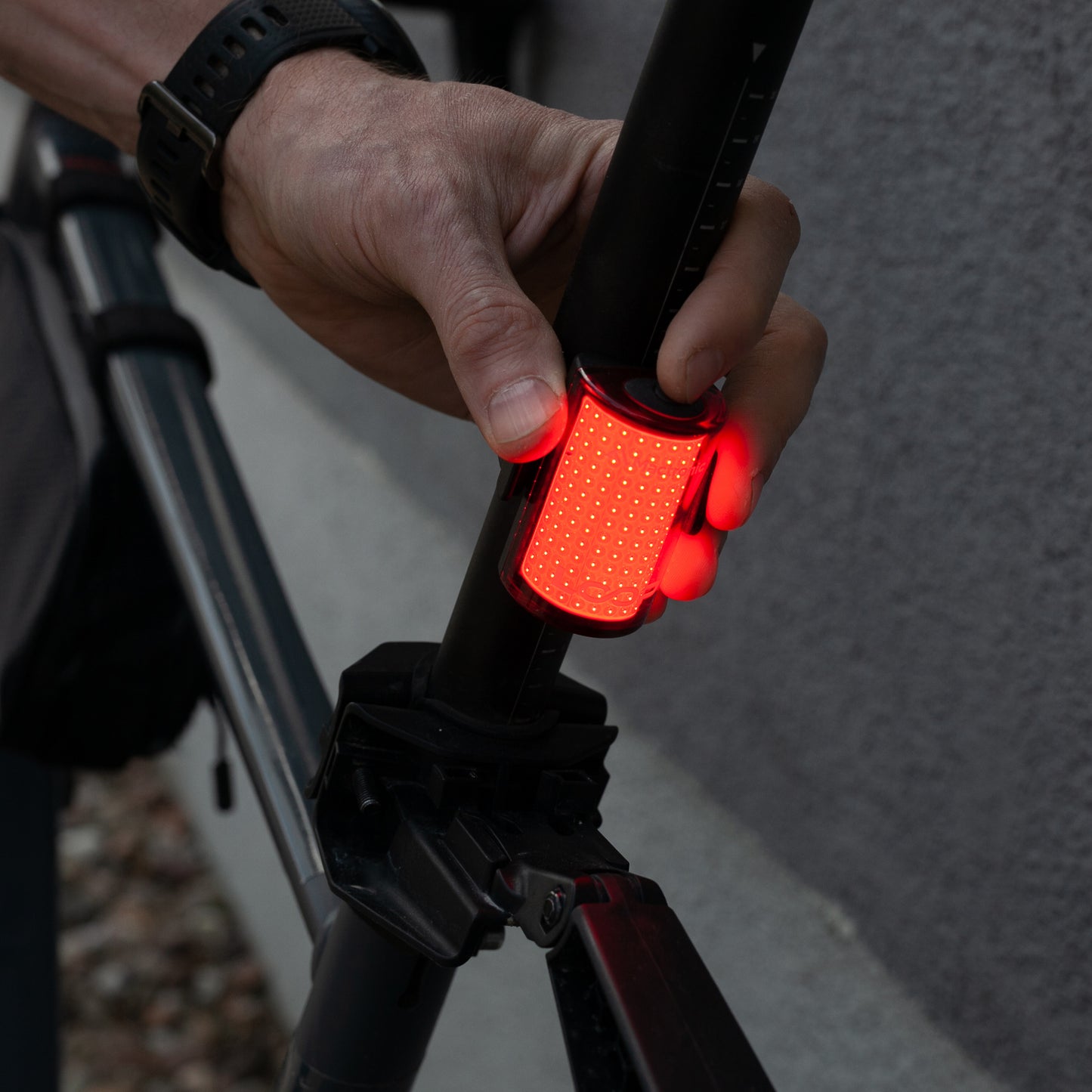 Mactronic Loop ABR0061 – Fahrrad-Rückleuchte mit COB-LED und 360°-Sichtbarkeit, 25 lm, IP44 – Ansicht 10