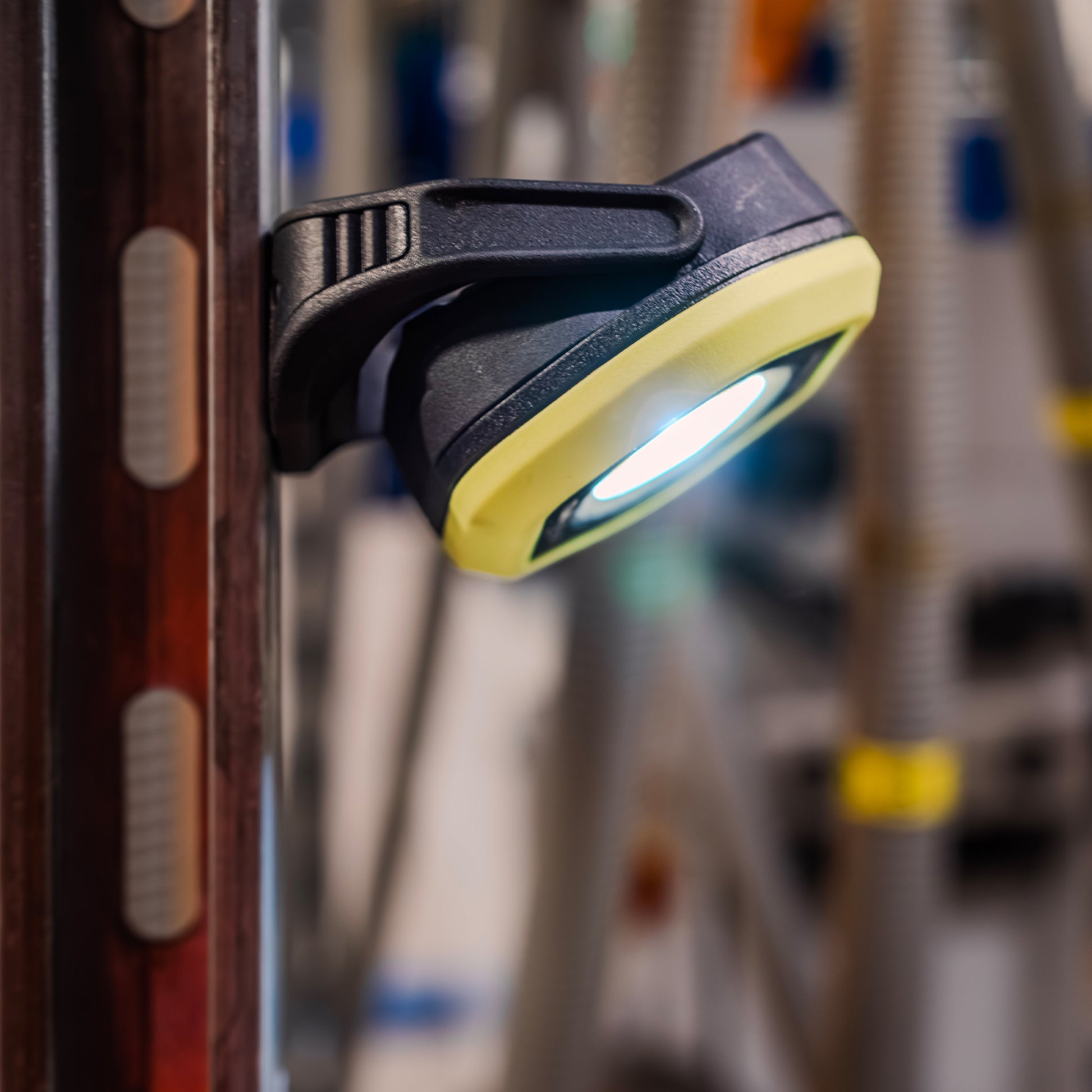 Mactronic Twin Beam PWL0111 – Kompakte Arbeitsleuchte mit Flood + Spot, 700 lm, IPX5 – Ansicht 16