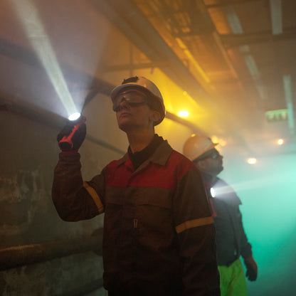 Mactronic M-FIRE GUARDIAN XR – ATEX-Winkelleuchte mit Rotlicht | 240 lm | IP67 | Zone 0 | Wiederaufladbar – Seitenansicht