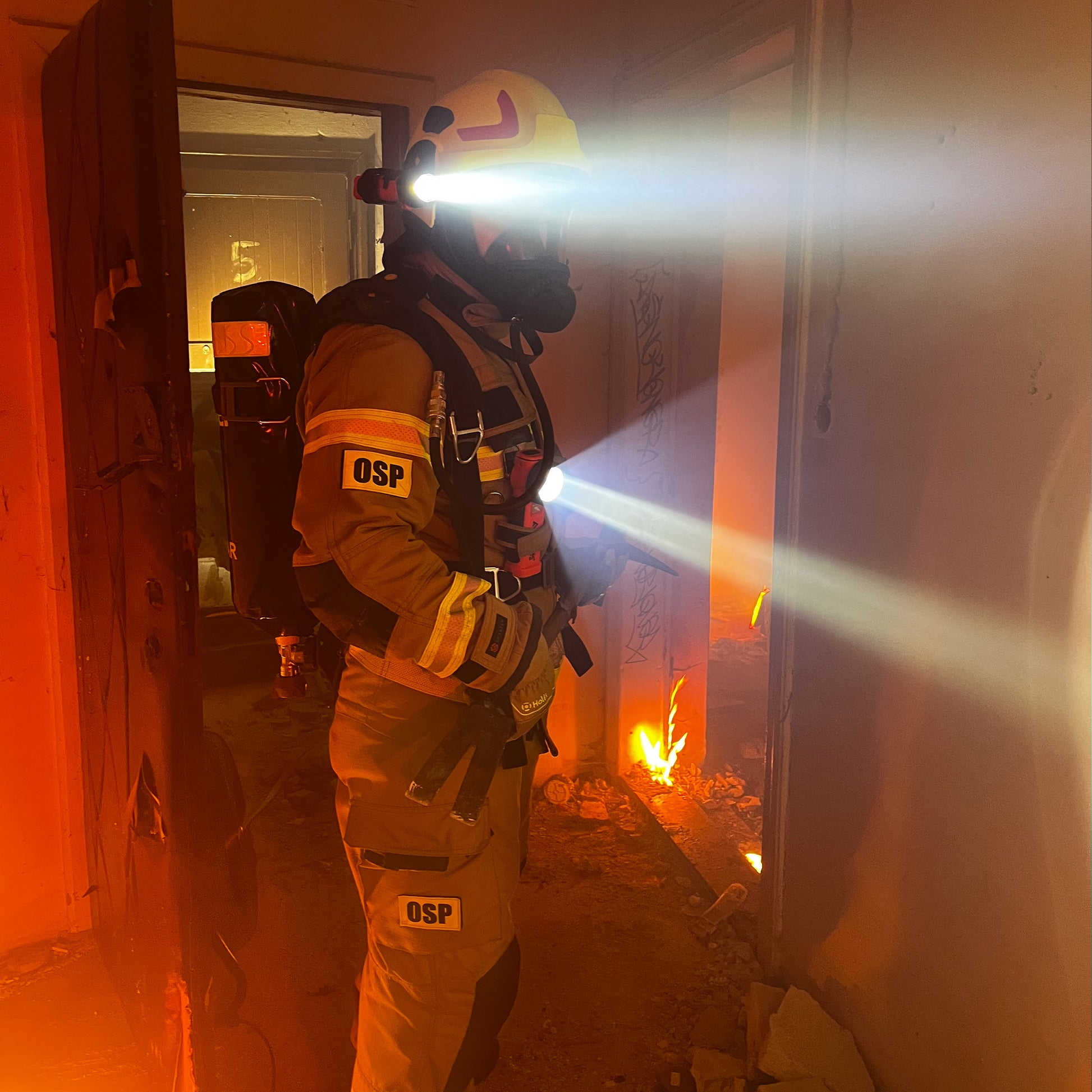 Mactronic M-FIRE GUARDIAN XR – ATEX-Winkelleuchte mit Rotlicht | 240 lm | IP67 | Zone 0 | Wiederaufladbar – Rückansicht