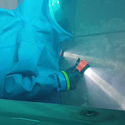 Mactronic M-FIRE GUARDIAN XR – ATEX-Winkelleuchte mit Rotlicht | 240 lm | IP67 | Zone 0 | Wiederaufladbar – Detailansicht