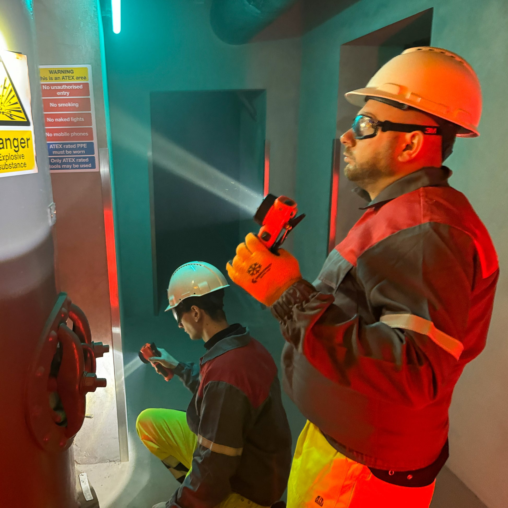 Mactronic M-FIRE GUARDIAN XR – ATEX-Winkelleuchte mit Rotlicht | 240 lm | IP67 | Zone 0 | Wiederaufladbar – Ansicht 10