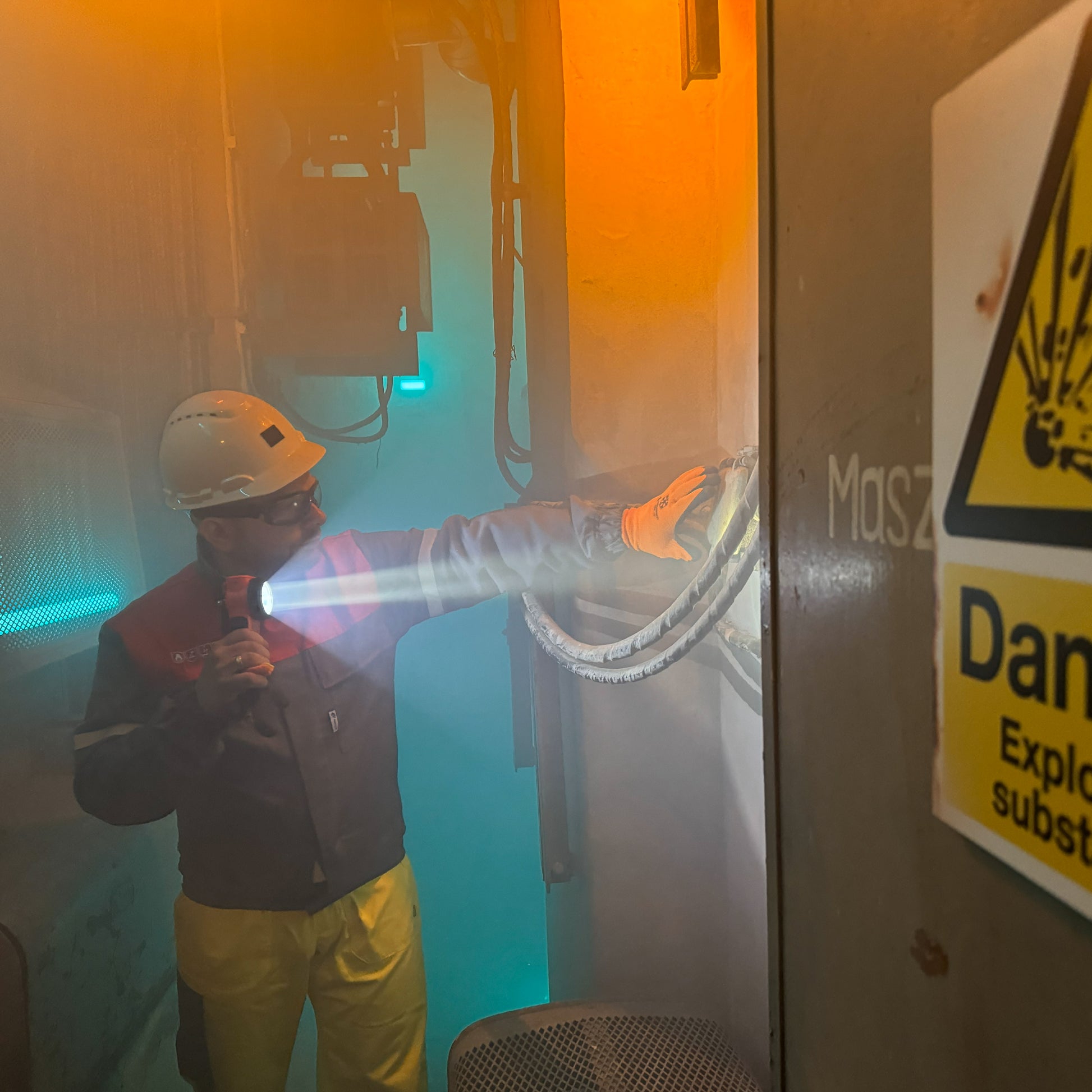 Mactronic M-FIRE GUARDIAN XW – ATEX-Winkelleuchte mit Weißlicht-Flutlicht | 240 lm | IP67 | Zone 0 | Wiederau – Seitenansicht
