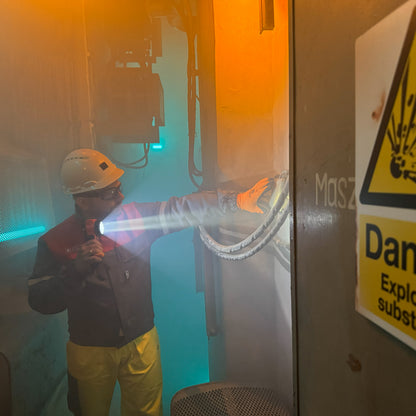 Mactronic M-FIRE GUARDIAN XW – ATEX-Winkelleuchte mit Weißlicht-Flutlicht | 240 lm | IP67 | Zone 0 | Wiederau – Seitenansicht