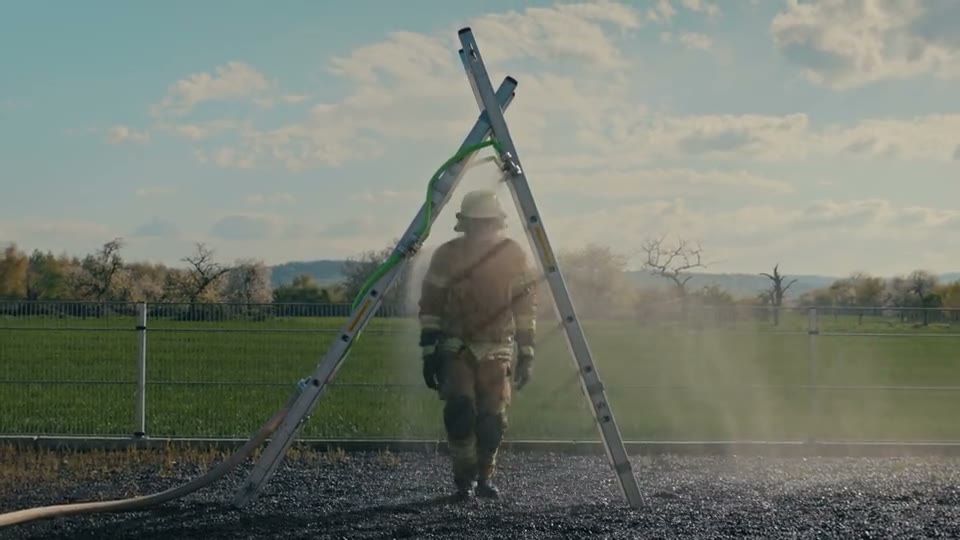 Einsatzkraft geht durch die SnakE Notdekon-Dusche aus Steckleitern