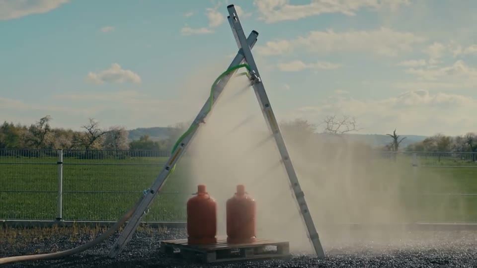 SnakE kühlt zwei Gasflaschen mit Sprühnebel, Module an einer Steckleiter