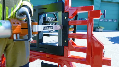 Car-X Simulator im Training: hydraulisches Rettungsgerät setzt am roten Übungsgestell an